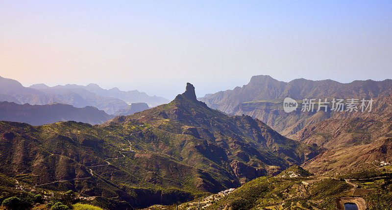 Roque Bentayga，位于西班牙大加那利岛(Gran Canaria)的Parque rural del Nubile Tejeda火山口内的岩层